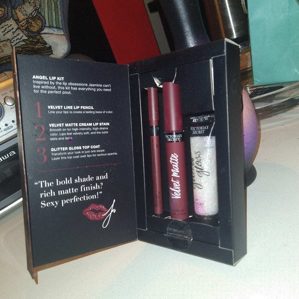 Victoria's Secret Jasmines lip kit New! Very Collectable Lip perfect💋 Stunning!